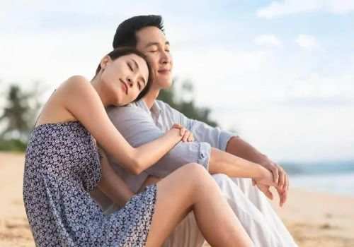 离婚房子归女方男方的债务缠身怎么办